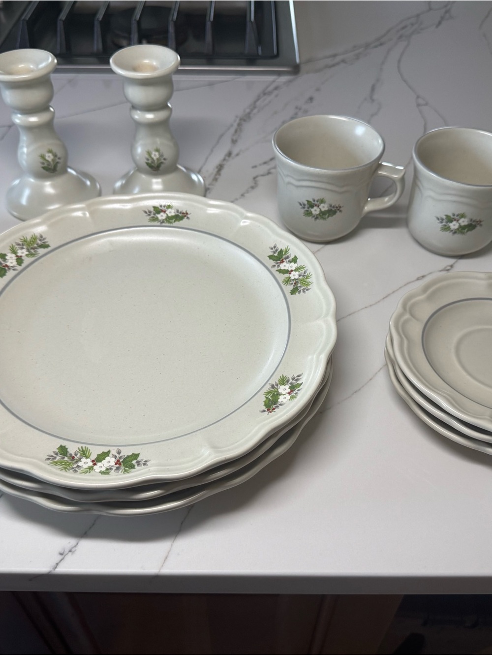 Classic Cream Floral Scalloped Dinner Plate Set - Cream with Green Accents